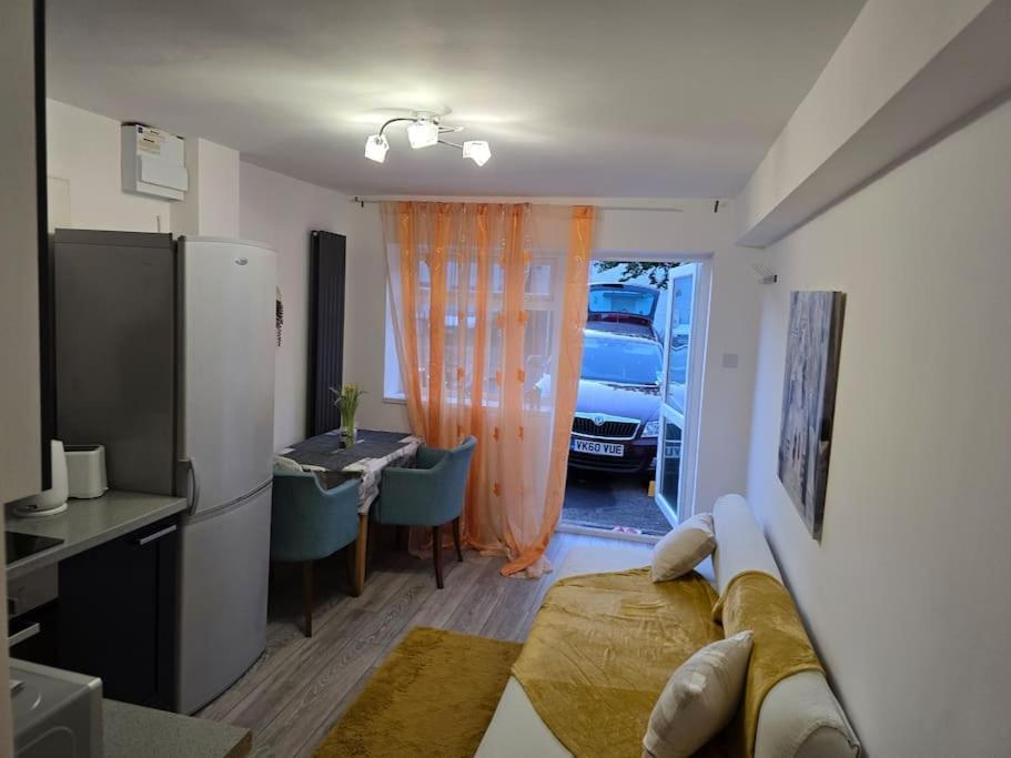 Cozy Flat 1 Bedroom Hucclecote Exterior photo